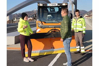 Stadträtin Mag.a Schobesberger (im Bild mit DI Martin Stiedl, Leiter der Abteilung Logistik und Technik des Geschäftsbereichs Stadtgrün und Straßenbetreuung, bei der Linzer Eisenbahnbrücke) setzt sich dafür ein, dass der Winterdienst für die RadfahrerInnen auf den Linzer Brücken verbessert wird.