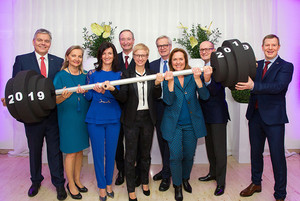 „Wir stemmen das“: v. l. WKOÖ-Vizepräsident Leo Jindrak, WKÖ-Vizepräsidentin Ulrike Rabmer-Koller, WKOÖ-Vizepräsidentin Margit Angerlehner, Eurochambres-Präsident Christoph Leitl, WKOÖ-Präsidentin Doris Hummer, WKOÖ-Vizepräsident Clemens Malina-Altzinger, WKOÖ-Vizepräsidentin Angelika Sery-Froschauer, WKOÖ-Direktor-Stv. Gerald Silberhumer und WKOÖ-Direktor Hermann Pühringer. „Wir stemmen das“: v. l. WKOÖ-Vizepräsident Leo Jindrak, WKÖ-Vizepräsidentin Ulrike Rabmer-Koller, WKOÖ-Vizepräsidentin Margit Angerlehner, Eurochambres-Präsident Christoph Leitl, WKOÖ-Präsidentin Doris Hummer, WKOÖ-Vizepräsident Clemens Malina-Altzinger, WKOÖ-Vizepräsidentin Angelika Sery-Froschauer, WKOÖ-Direktor-Stv. Gerald Silberhumer und WKOÖ-Direktor Hermann Pühringer.