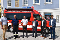Neues Kdf der FF Schärding v.l.n.r: Stefan Wallner Brauerei Baumgartner (Leitung Vertrieb Gastronomie), Feuerwehrkommandant Markus Furtner, Gerhard Altendorfer (Geschäftsführer Brauerei Baumgartner und Schärdinger Granit), Martin Doblinger (Sparkasse Schärding), Lothar Musel (Anteilsverwaltung Allgemeine Sparkasse) und Bürgermeister Franz Angerer