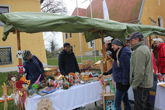 Verkaufsstand der Tagesstruktur Feldkirchen a.d.D. mit vielen selbstgebastelten Geschenksideen Verkaufsstand der Tagesstruktur Feldkirchen a.d.D. mit vielen selbstgebastelten Geschenksideen