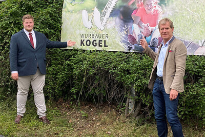 Grundeigentümervertreter und Bürgermeister Michael Franz Eibl und Betreibervertreter Helmut Holzinger blicken positiv in die Zukunft der Sommerrodelbahn