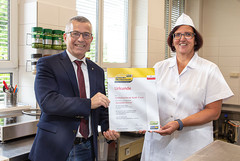 Bürgermeister Ing. Rudolf Scharinger und Küchenleiterin Gabriele Thorwartl Bürgermeister Ing. Rudolf Scharinger und Küchenleiterin Gabriele Thorwartl