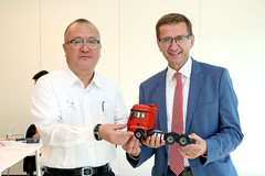 Neue Chancen für heimische Zulieferbetriebe bringt die neue Kooperation mit einem der größten LKW-Hersteller Chinas – v.l.: Zhu Qixin, CEO von FAW Jiefang, und Wirtschafts-Landesrat Markus Achleitner. Neue Chancen für heimische Zulieferbetriebe bringt die neue Kooperation mit einem der größten LKW-Hersteller Chinas – v.l.: Zhu Qixin, CEO von FAW Jiefang, und Wirtschafts-Landesrat Markus Achleitner.