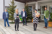 Impfstart auch in Wels-Land Doris Parzer (2.v.re., Leitung) und Petra Kornfelder (2.v.li. Sekretariat) informieren die Abgeordneten Klaus Lindinger (re.) und Ralph Schallmeiner (li.) sowie Bürgermeistersprecher Andreas Stockinger (Mitte) über den Ablauf der Impfung im Alten- und Pflegeheim Thalheim.