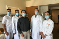 v.l.n.r.: OA DDr. Jörg Kellermair, OA Dr. Michael Grund, Patient Dr. Rudolf Hein, Univ.-Prof. Dr. Andreas Zierer, Ass.Dr. Ilinca Damian v.l.n.r.: OA DDr. Jörg Kellermair, OA Dr. Michael Grund, Patient Dr. Rudolf Hein, Univ.-Prof. Dr. Andreas Zierer, Ass.Dr. Ilinca Damian
