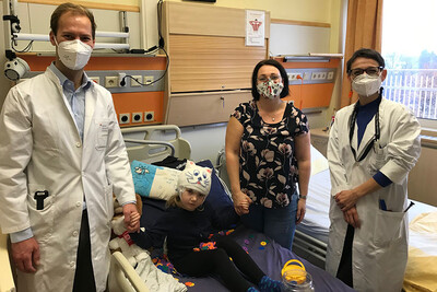 Epilepsiechirurg Baumgartner, Oberarzt Dr. Auer und Lisa mit ihrer Mutter