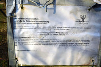 Die illegale Krähenfalle mit offiziellem Logo des Landesjagdverbandes und Landeswappen Die illegale Krähenfalle mit offiziellem Logo des Landesjagdverbandes und Landeswappen