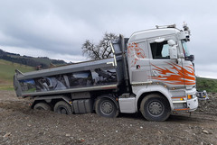 4-Achs-LKW hing in einer Kompostieranlage fest und drohte umzustürzen 4-Achs-LKW hing in einer Kompostieranlage fest und drohte umzustürzen