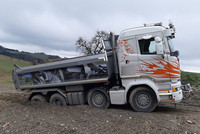 4-Achs-LKW hing in einer Kompostieranlage fest und drohte umzustürzen 4-Achs-LKW hing in einer Kompostieranlage fest und drohte umzustürzen