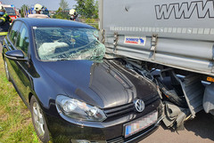 der unter dem LKW eingeklemmte PKW der unter dem LKW eingeklemmte PKW