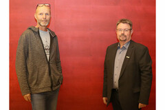 Bürgermeister Herbert Fürst (r) gratulierte dem neuen Mitglied im Gemeindevorstand Andreas Giritzer (l) und freut sich auf eine gute Zusammenarbeit Bürgermeister Herbert Fürst (r) gratulierte dem neuen Mitglied im Gemeindevorstand Andreas Giritzer (l) und freut sich auf eine gute Zusammenarbeit