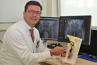 Univ.-Prof. Dr. Gotterbarm erklärt eine Hüftoperation Univ.-Prof. Dr. Gotterbarm erklärt eine Hüftoperation