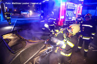 Löscharbeiten am brennenden Abfallcontainer Löscharbeiten am brennenden Abfallcontainer