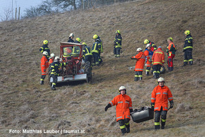 Bergung des abgestürzten Traktors Bergung des abgestürzten Traktors