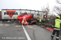 Einsatzkräfte an der Unfallstelle Einsatzkräfte an der Unfallstelle