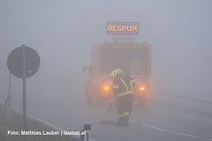 Kilometerlange Ölspur im dichten Nebel beseitigt Kilometerlange Ölspur im dichten Nebel beseitigt