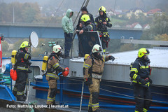 Fünf Feuerwehren bei Brand auf einem Frachtschiff im Einsatz Fünf Feuerwehren bei Brand auf einem Frachtschiff im Einsatz