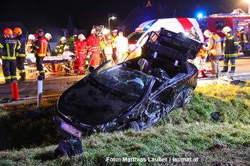 Einsatzkräfte an der Unfallstelle Einsatzkräfte an der Unfallstelle