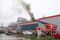 Löscharbeiten an der brennenden Lüftungsanlage Löscharbeiten an der brennenden Lüftungsanlage