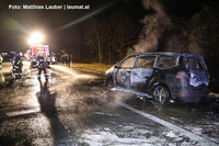 Löscharbeiten am brennenden PKW Löscharbeiten am brennenden PKW