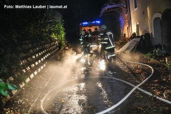 Feuerwehr bei den Löscharbeiten Feuerwehr bei den Löscharbeiten