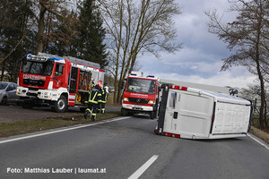 Bergung des umgestürzten Kleintransporters Bergung des umgestürzten Kleintransporters
