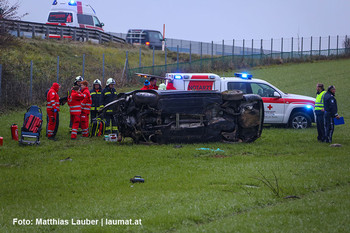Einsatzkräfte an der Unfallstelle Einsatzkräfte an der Unfallstelle