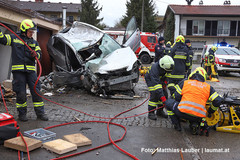 Einsatzkräfte an der Unfallstelle Einsatzkräfte an der Unfallstelle