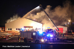 Feuerwehren bei den Löscharbeiten Feuerwehren bei den Löscharbeiten