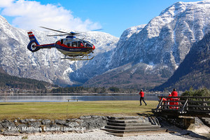 Polizeihubschrauber beim Antransport der Lawinenopfer Polizeihubschrauber beim Antransport der Lawinenopfer
