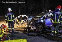 Einsatzkräfte an der Unfallstelle Einsatzkräfte an der Unfallstelle