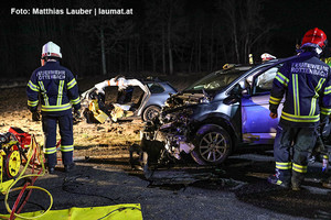 Einsatzkräfte an der Unfallstelle Einsatzkräfte an der Unfallstelle