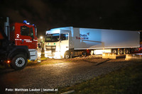 Schwierige LKW-Bergung in Wels-Puchberg Schwierige LKW-Bergung in Wels-Puchberg