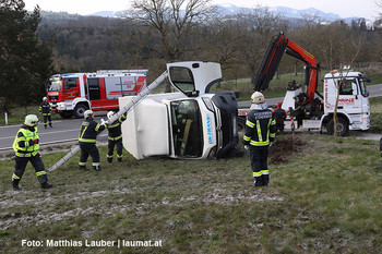 Bergung des Klein-LKWs Bergung des Klein-LKWs