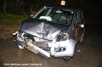 das schwerst beschädigte Unfallfahrzeug das schwerst beschädigte Unfallfahrzeug