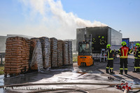 Feuerwehr beim brennenden Sattelauflieger Feuerwehr beim brennenden Sattelauflieger