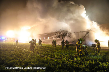 Löscharbeiten der Feuerwehren Löscharbeiten der Feuerwehren