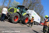 Feuerwehren beim betroffenen Traktor Feuerwehren beim betroffenen Traktor