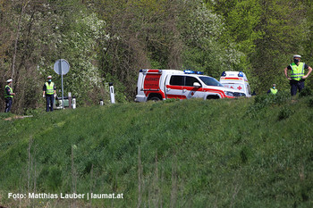 Einsatzkräfte an der Unfallstelle Einsatzkräfte an der Unfallstelle