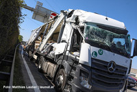 der schwer beschädigte LKW der schwer beschädigte LKW