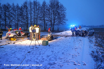 Einsatzkräfte an der Unfallstelle Einsatzkräfte an der Unfallstelle