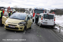 Einsatzkräfte an der Unfallstelle Einsatzkräfte an der Unfallstelle