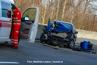 das schwer beschädigte Unfallfahrzeug das schwer beschädigte Unfallfahrzeug
