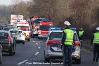 Einsatzkräfte an der Unfallstelle Einsatzkräfte an der Unfallstelle