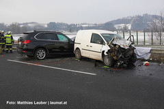 Einsatzkräfte an der Unfallstelle Einsatzkräfte an der Unfallstelle