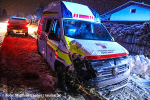 das schwer beschädigte Rettungsfahrzeug das schwer beschädigte Rettungsfahrzeug