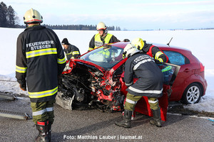 Eines der beiden schwer beschädigten Unfallfahrzeuge Eines der beiden schwer beschädigten Unfallfahrzeuge