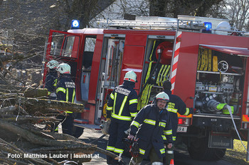 Feuerwehr am Brandort Feuerwehr am Brandort