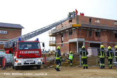 Verletzter Bauarbeiter wird von Rohbau geborgen Verletzter Bauarbeiter wird von Rohbau geborgen