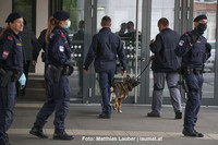 Polizei vor der Schule Polizei vor der Schule